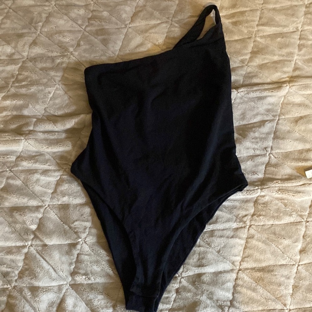 Asymmetrical one shoulder low back bodysuit US8